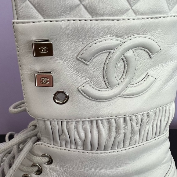 SOLD!!!Chanel white leather quilted combat 2021 collection lace up boots 35 - Picture 13 of 17
